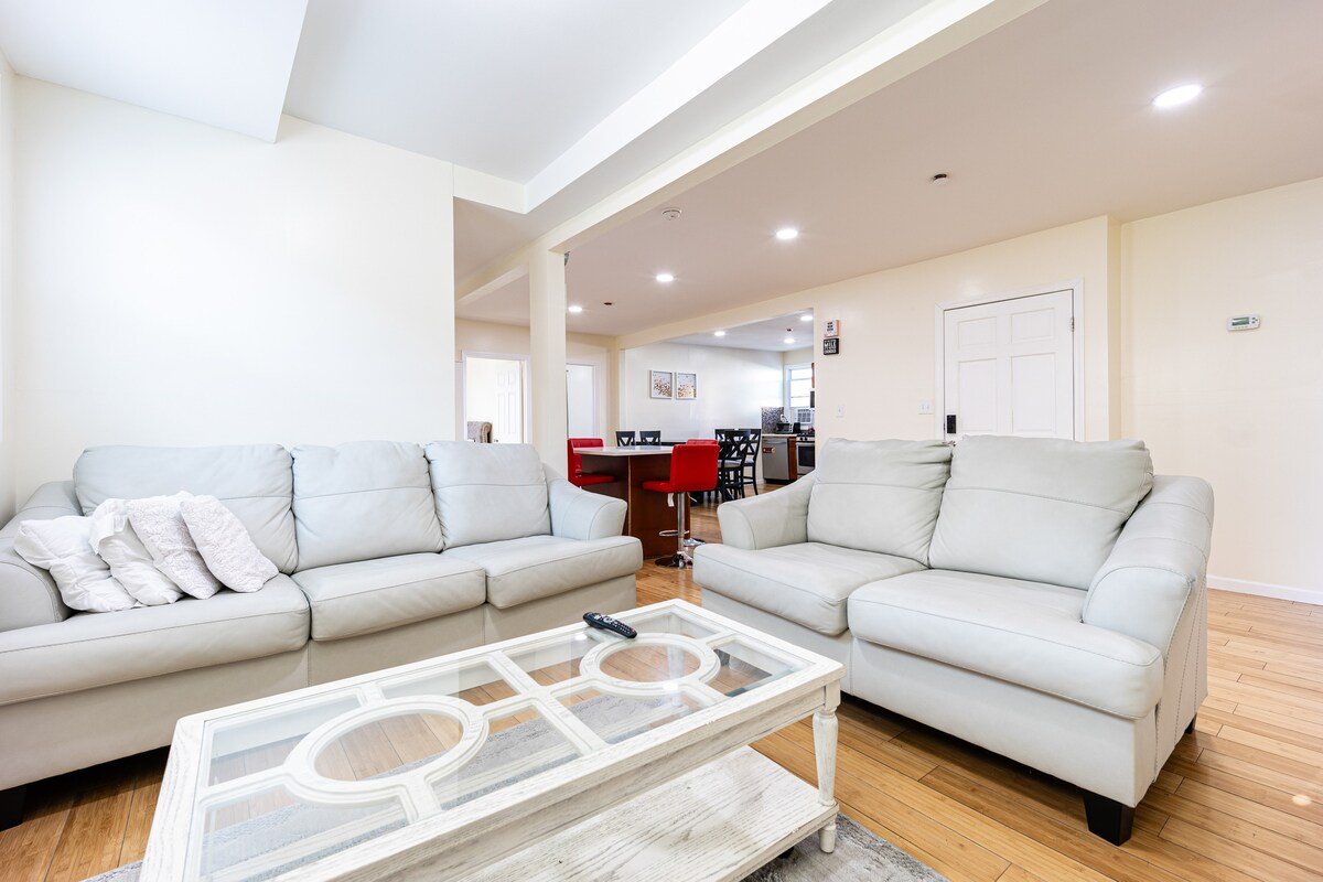 Prime Spot- 15 Mins to JFK/LGA & 5 mins to Subway! gallery image 2