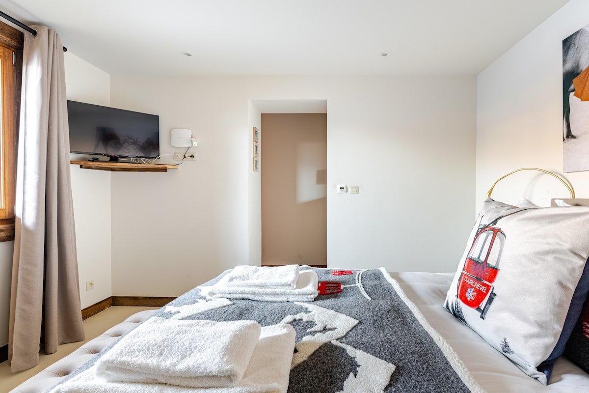 Chalet Cheval Blanc, indoor pool gallery image 3