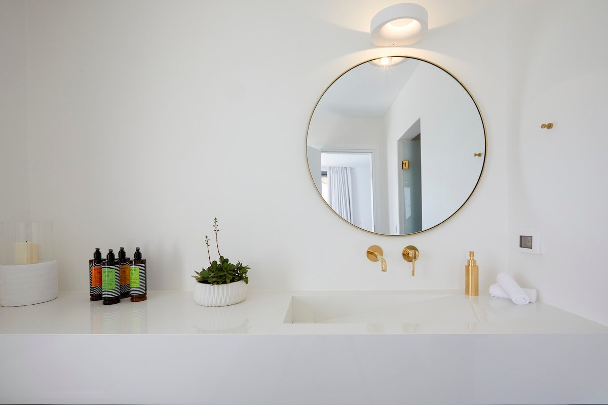 Kamini White 2 Bedroom gallery image 4