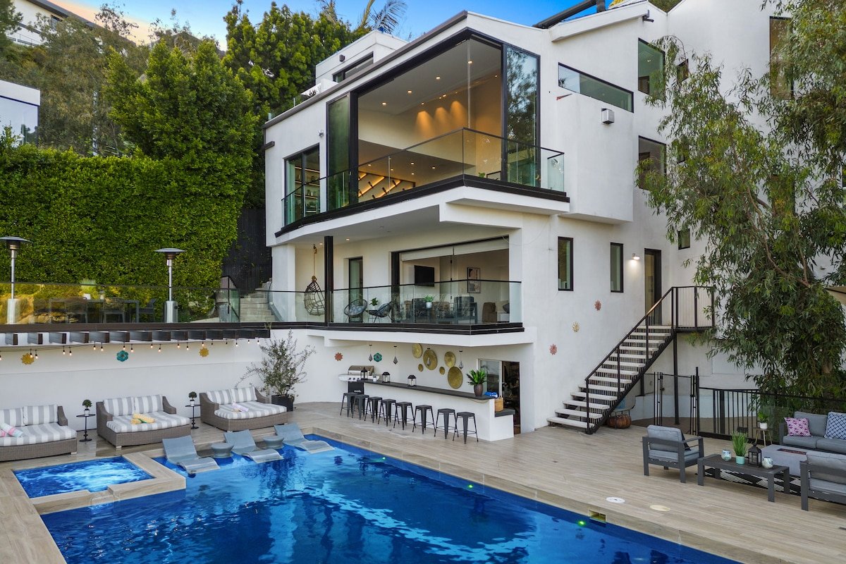 Scenic Hollywood Hills Oasis with Stunning Vistas