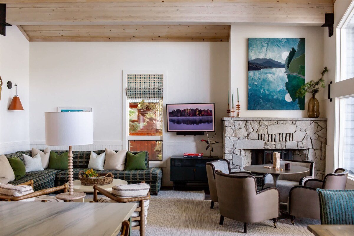 Luxury Lakefront 5 Br Home Hot Tub Arcade gallery image 3