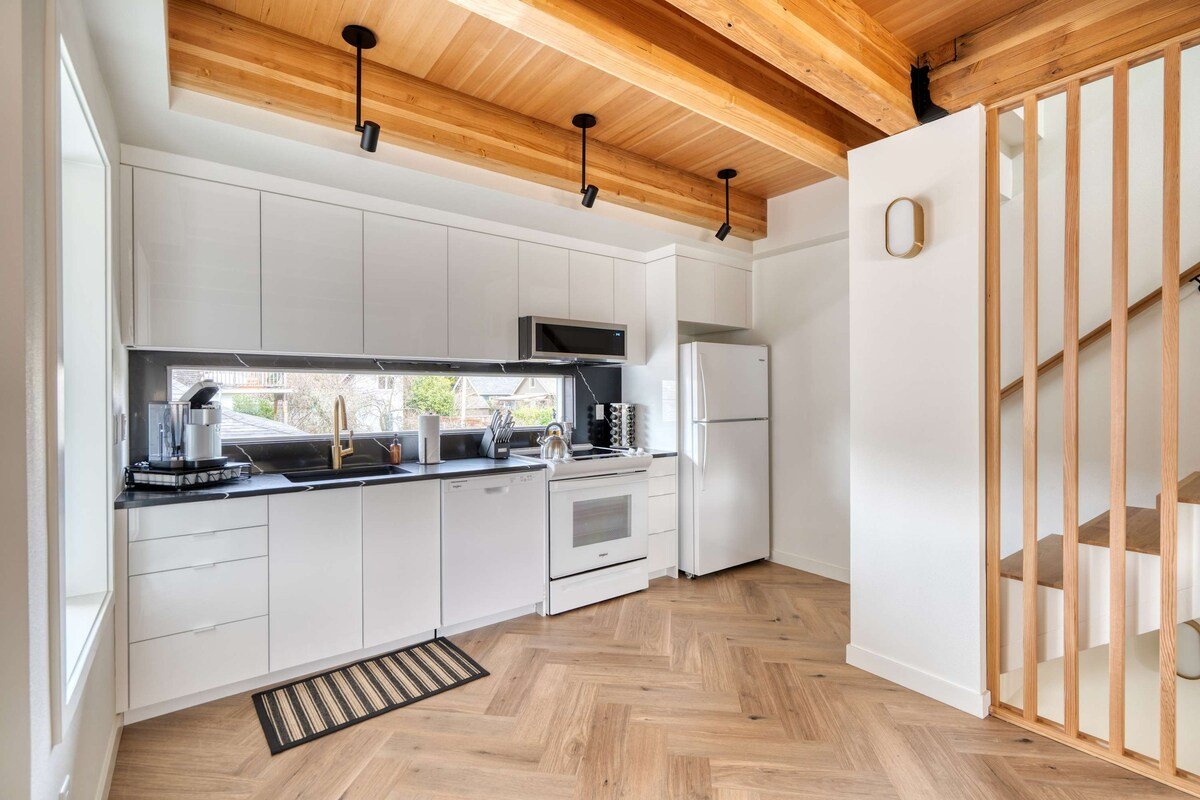 Alberta Arts Gem – 4BR Townhome – Walkable – AC gallery image 5