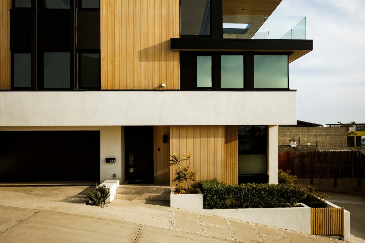 Stunning Luxury Beach House with 180° Views gallery image 4