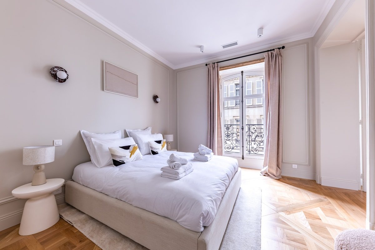 Arc de Triomphe Luxury 3-Bed 3.5 Bath gallery image 5