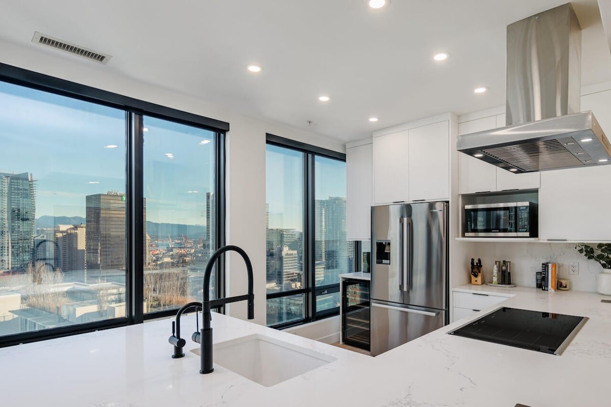 Stylish, Perfect Location Penthouse! AC & 3 BR! gallery image 4