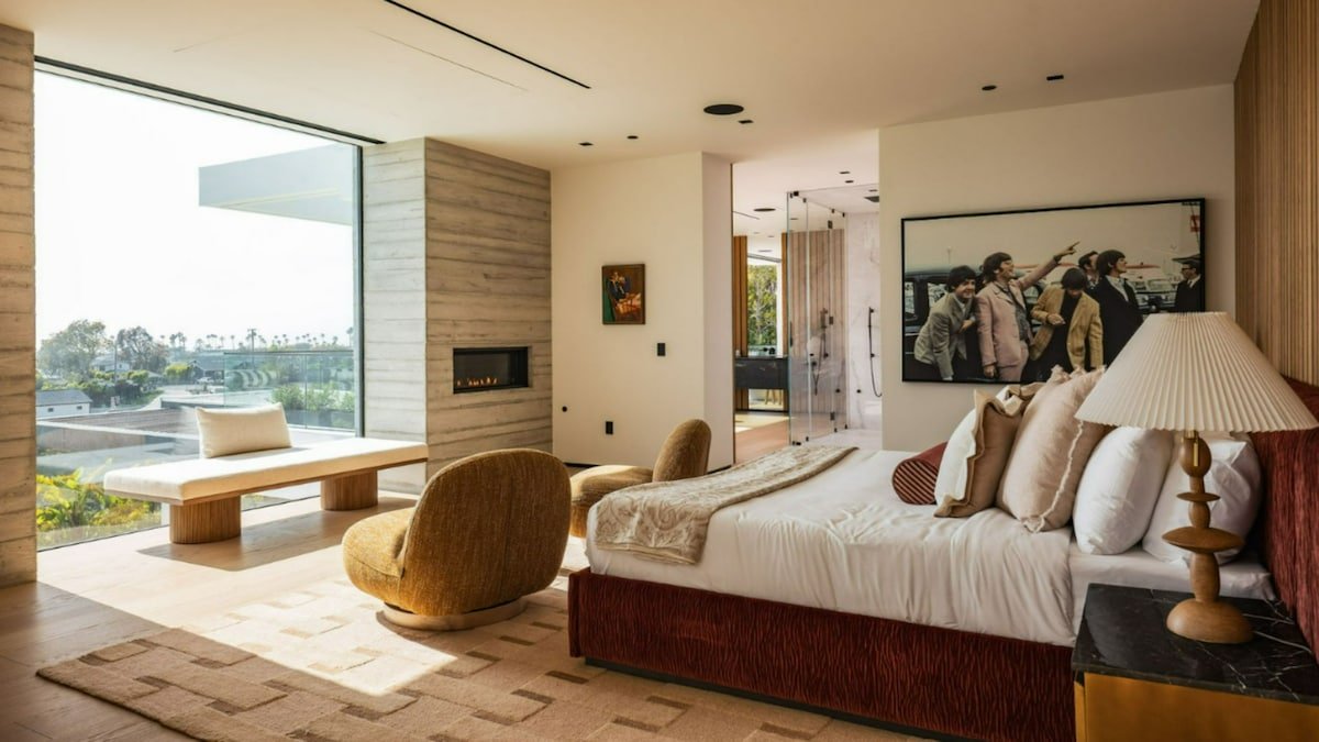 Designer Coastal Retreat in Modern Malibu Haven gallery image 4