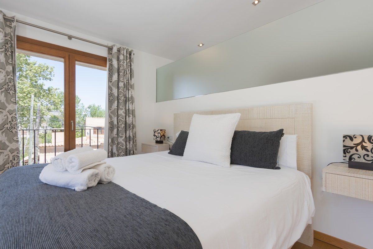 Family Villa in Pollença with Pool & Hot Tub gallery image 4