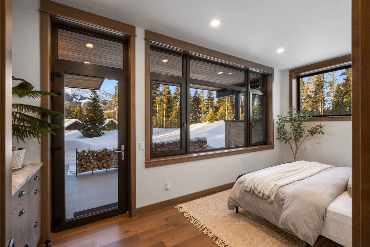 Big Sky Luxury + Hot Tub, Firepit, Epic Views! gallery image 3