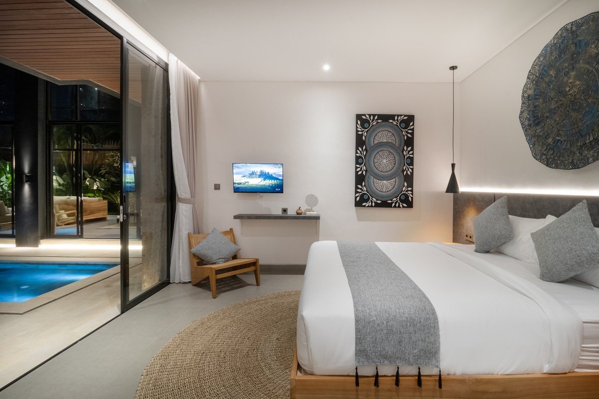 Tropical Paradise: 6BR Villa, Slide Pool & Arcade gallery image 2