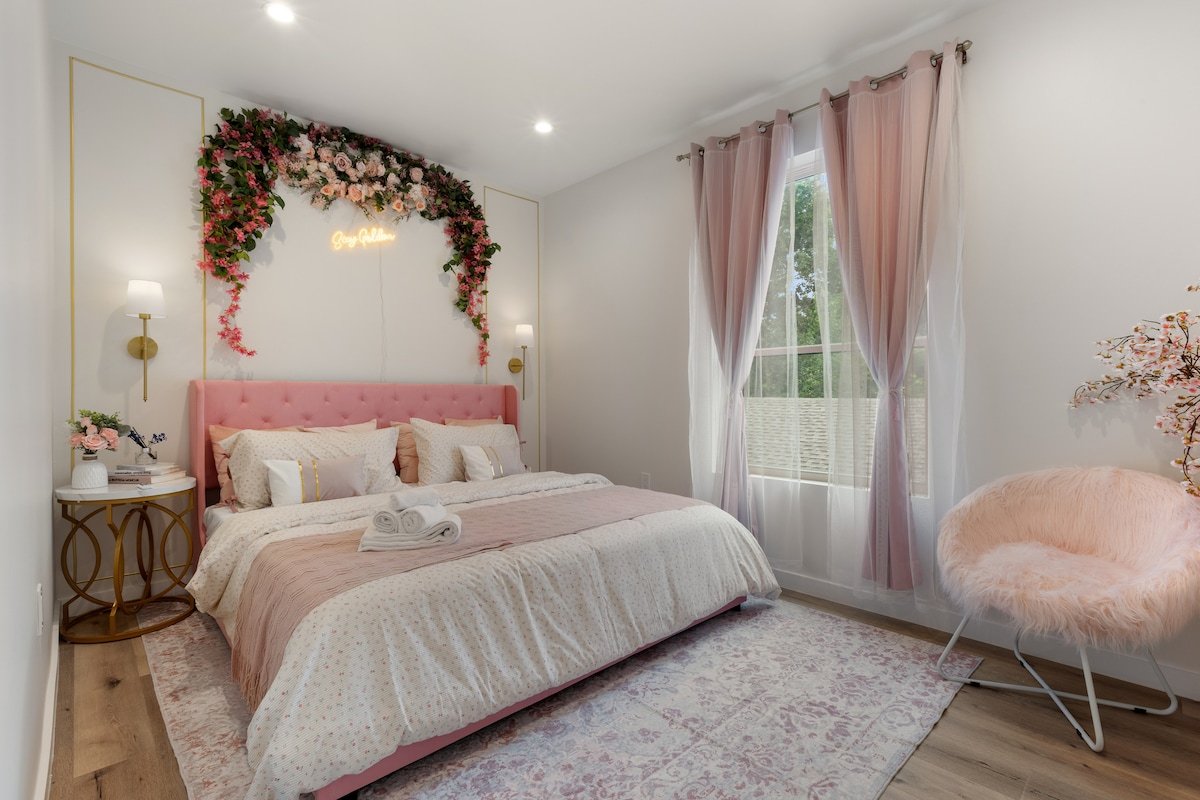 The Floral Home | 4BR Downtown Dallas w/ Hot Tub gallery image 3