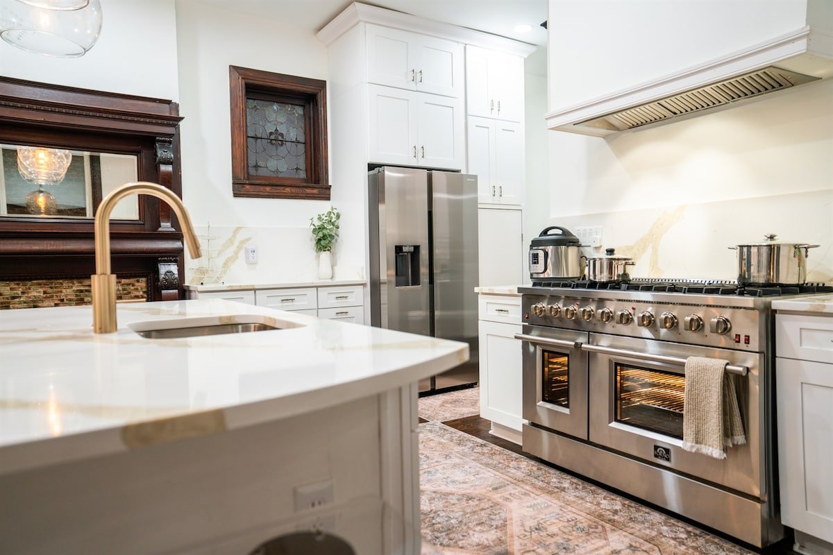 Historic-7BR/4.5BA-Parking+By Metro+Chef’s Kitchen gallery image 5