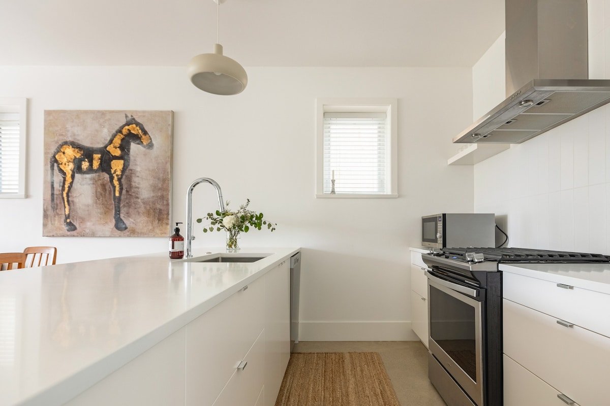 Modern + Stylish 3BR 2BA in Trendy Mt Pleasant gallery image 5