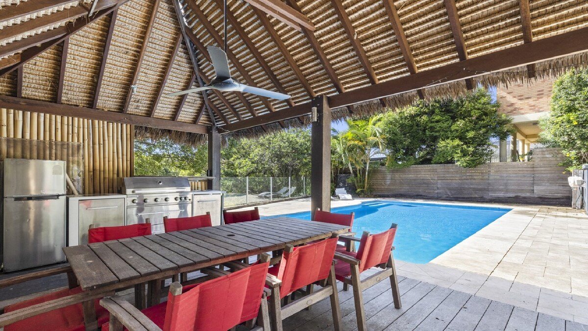 Northern Exposure – Pool, Path to Beach, Sleeps 10 gallery image 4