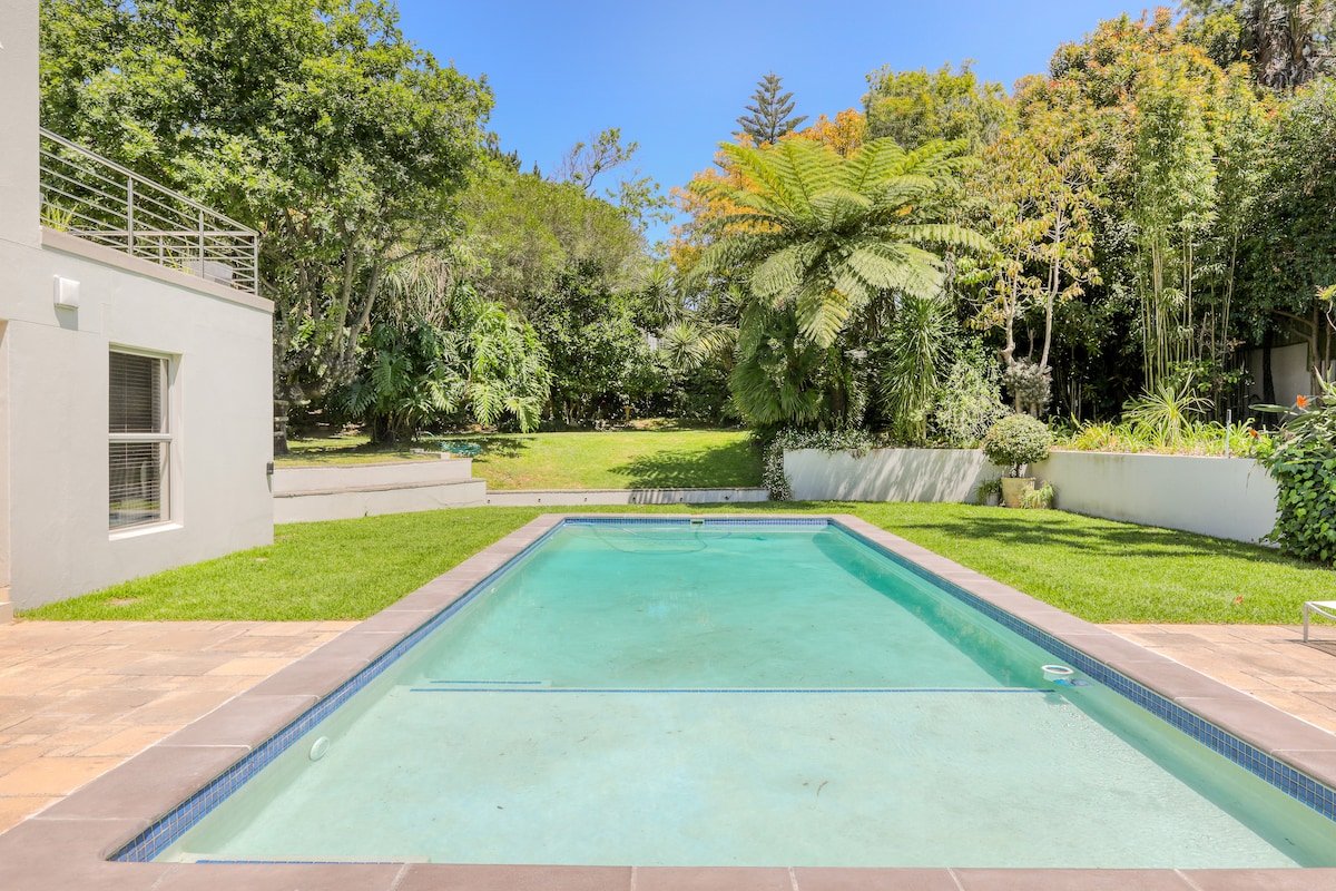 Upper Constantia 5-Bed Family Retreat gallery image 3