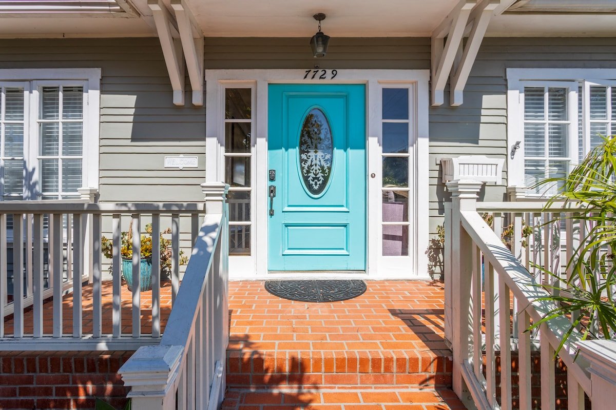 BLUE DOOR COTTAGE BY THE SEA WALK TO BEACH/COAST gallery image 3