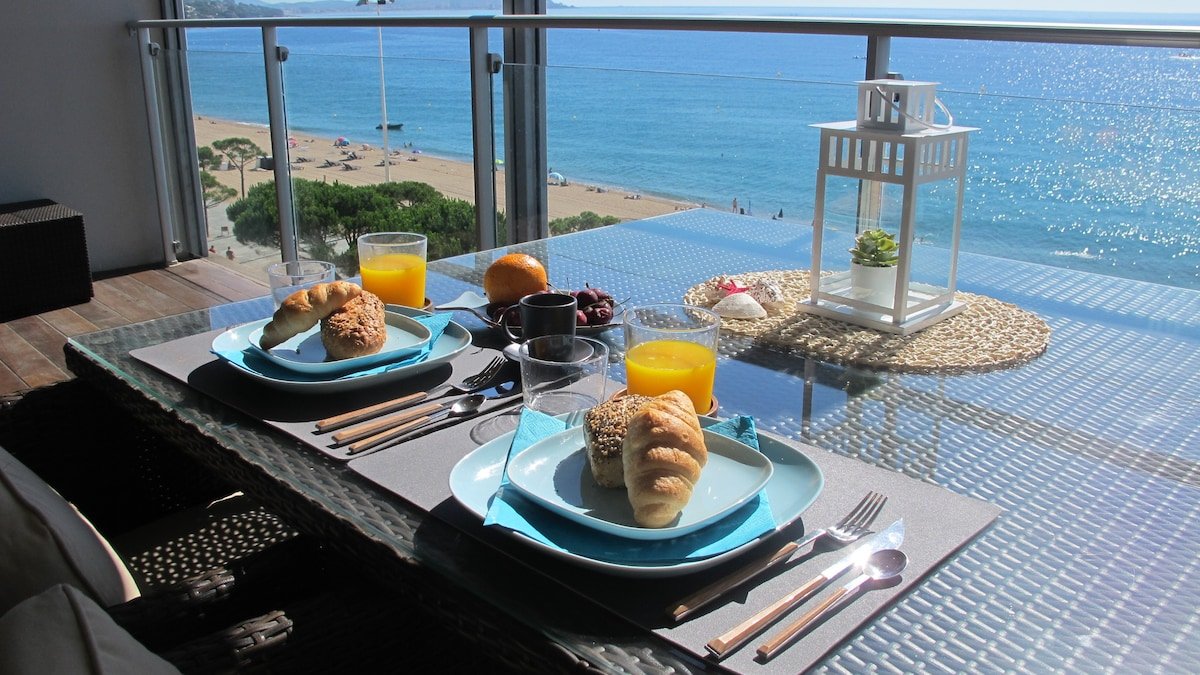 Luxury apartment in front of the sea gallery image 4