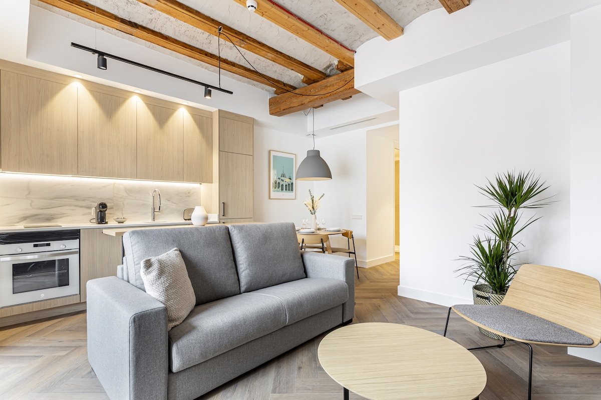 N4. Cosy Apartment with Terrace in City Center gallery image 2