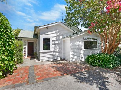 Paperbark House – Walking Distance to Everything!