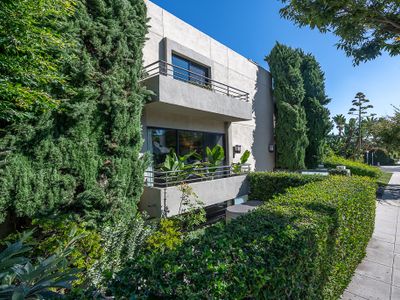 Gorgeous Townhouse on Rodeo (one year minimum)