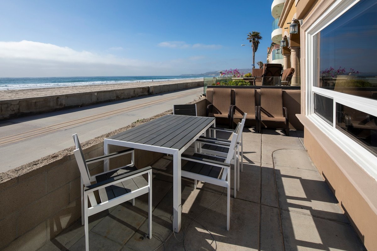 Fabulous Mission Beach Ocean Front Condo gallery image 5