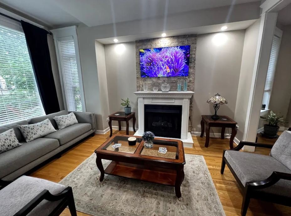 Wrigleyville Updated Condo with Free Parking gallery image 2