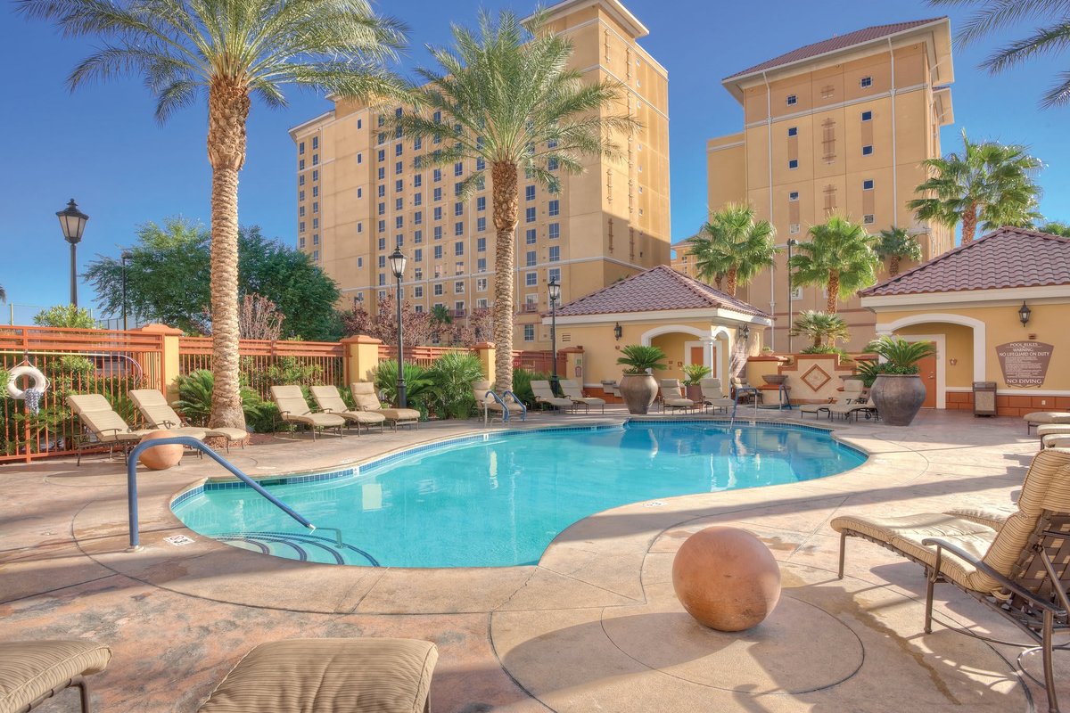 Wyndham Grand Desert | 2 Luxury Suites – Sleeps 16