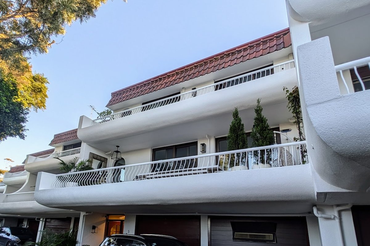 Spacious 4 bed home, beach living, ocean views gallery image 2