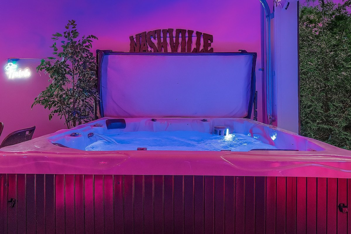 Sleeps 15 – Pet-Friendly! Hot Tub/Full Gym/Poker gallery image 4