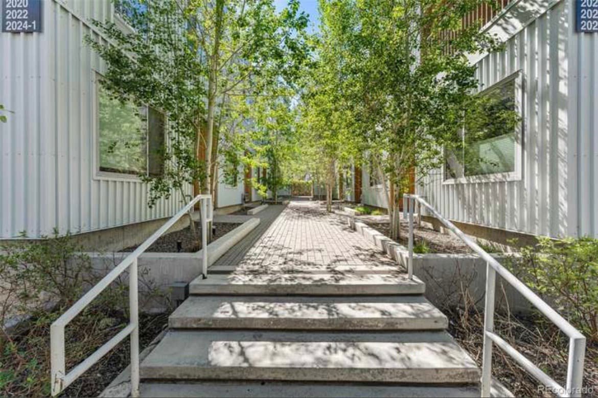 Gorgeous LoHi townhome w/rooftop near all stadiums gallery image 4