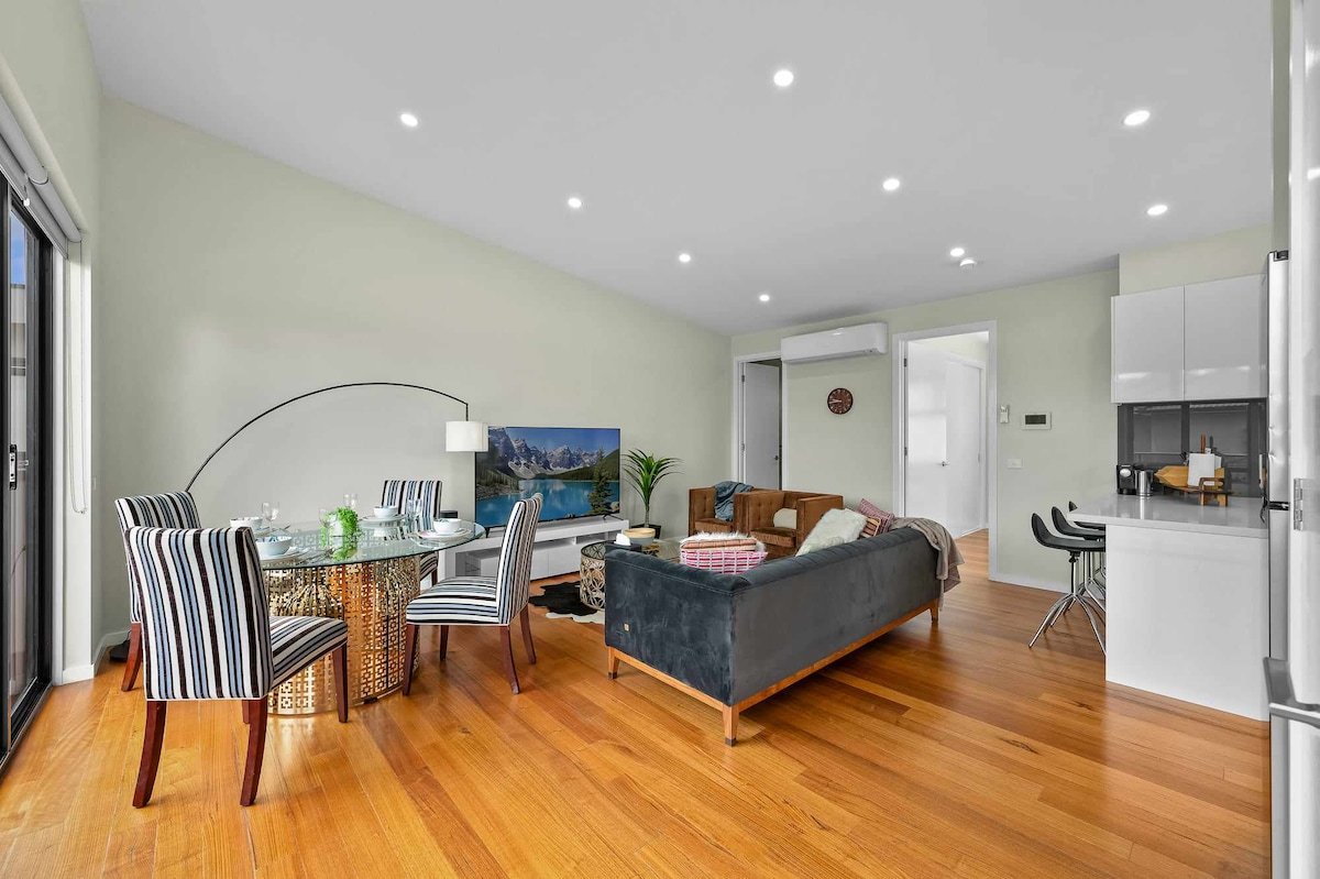 Churchill Lux, Elegant Town House only 10 min Cbd gallery image 3