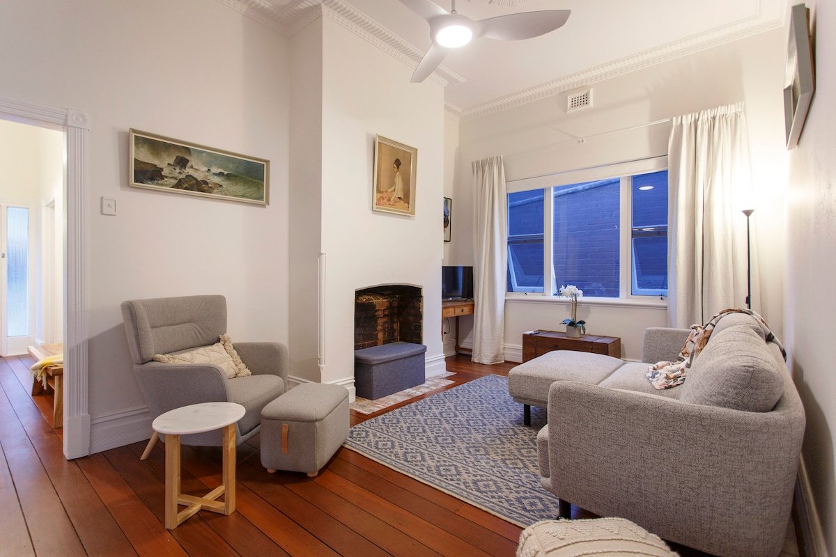 Family Oasis +sleeps 8+parking+stroll to Cafés gallery image 5