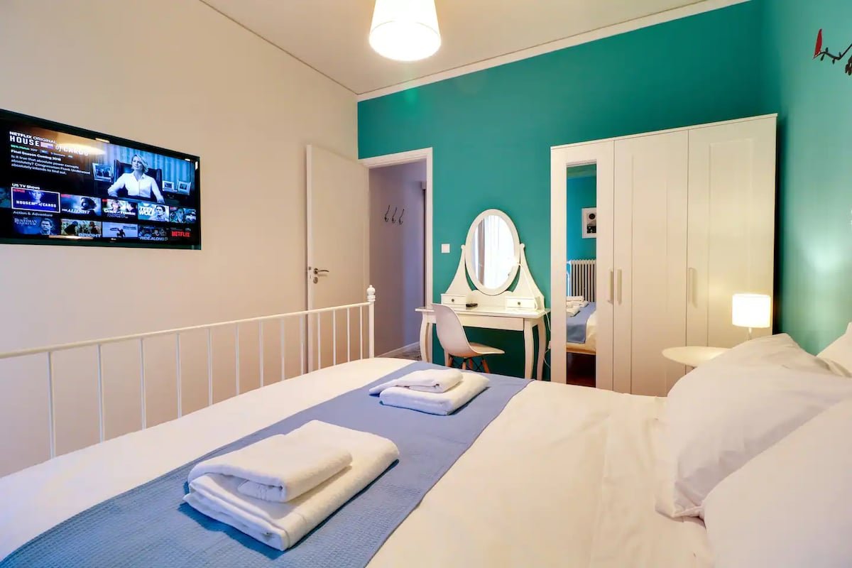 12 Guests: 2 Apts, Near Metro! gallery image 5