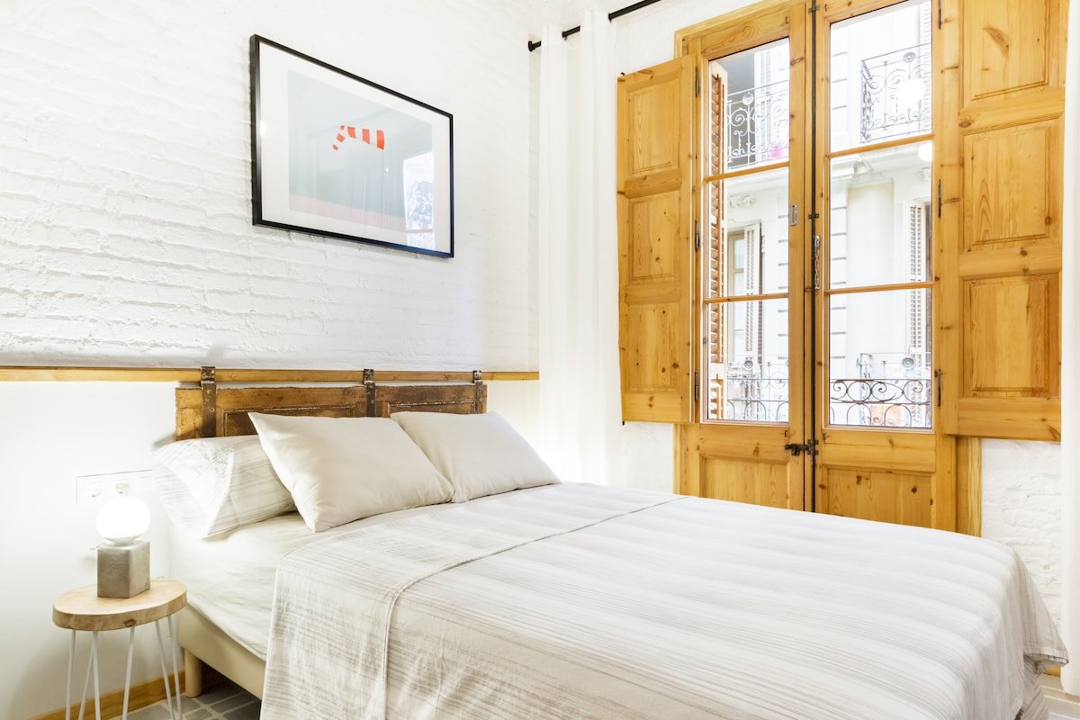 Laze in a Chic Apartment in Vila de Gracia gallery image 5