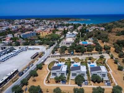 3Prvt Heated Pool-New villas 18 sleeps-Walk to ALL