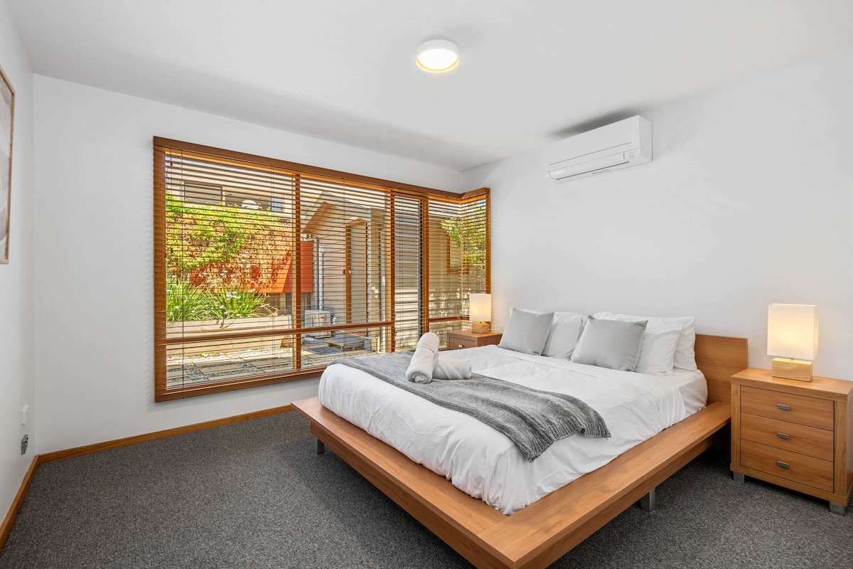 Ocean Breeze: Retreat in Torquay – Sleeps 11! gallery image 4