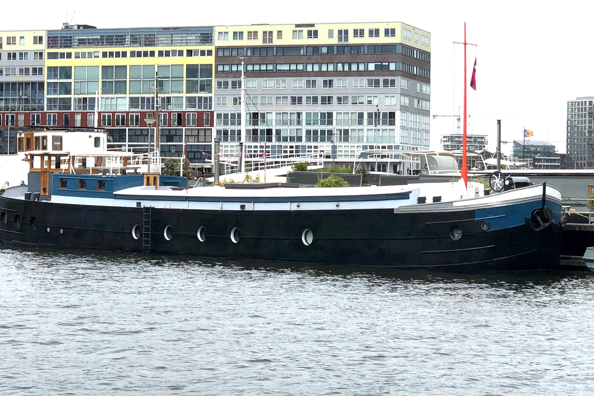 XL luxurious houseboat on hot spot