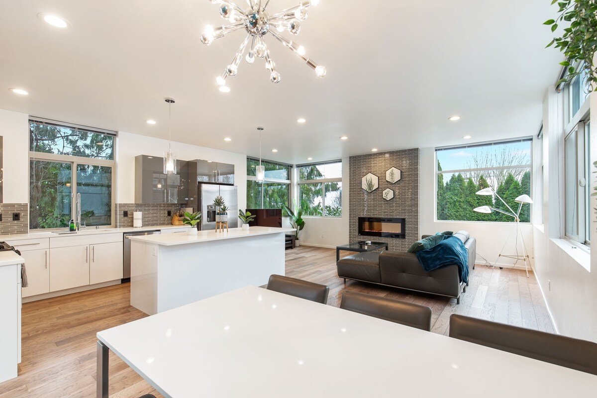 Luxe 3Bdr Home | Parking | Roof Oasis | City Views gallery image 5