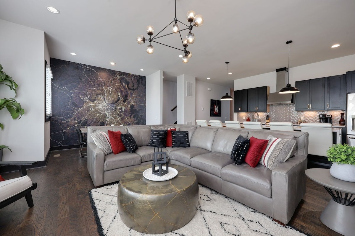 Two Townhomes | Enjoy the Hot tub and City Views! gallery image 3