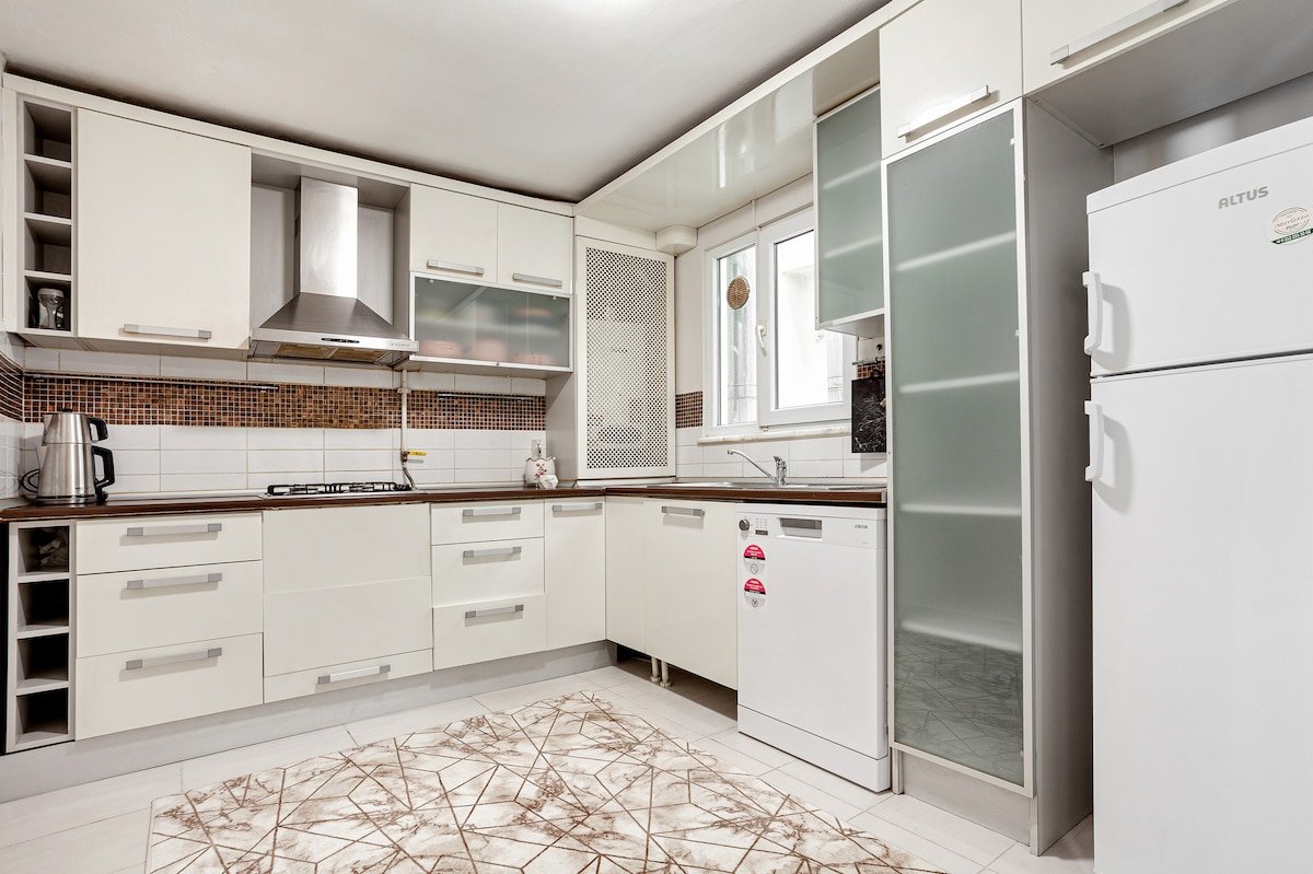 Charming 4BR-3BA. Lovely Balcony&Gardn&City View 1 gallery image 4