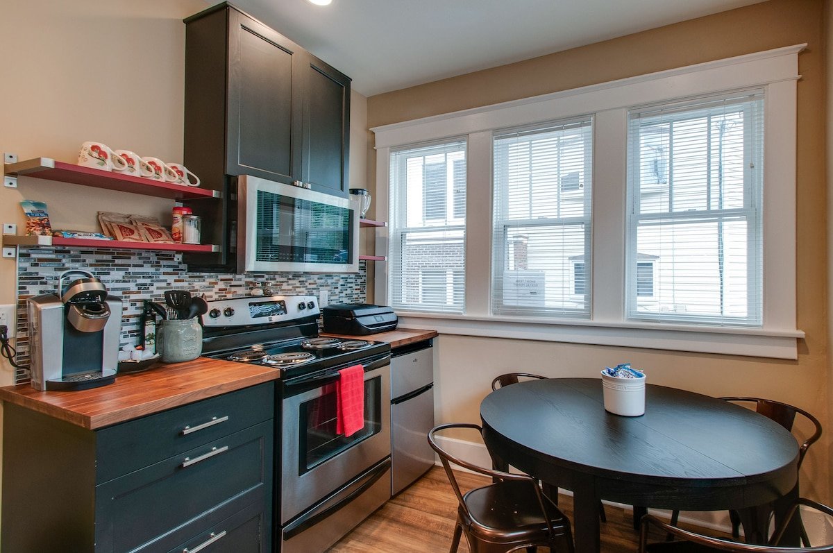 8 Bedroom/6 baths. SleepACrowd! Music Row Songbird gallery image 5