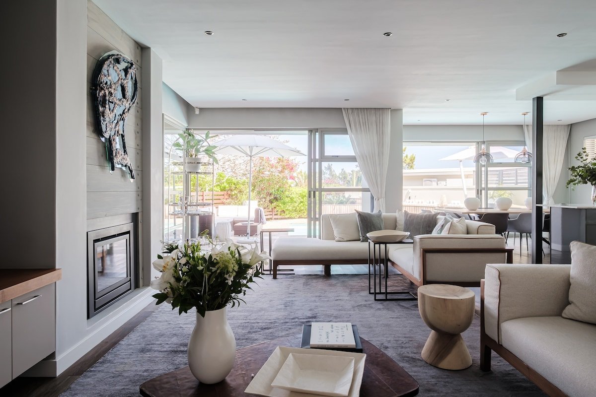 Luxurious Arty Villa close to beaches! gallery image 4