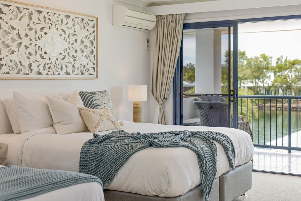 Stunning Waterfront Coastal Retreat, sleeps 15 gallery image 4