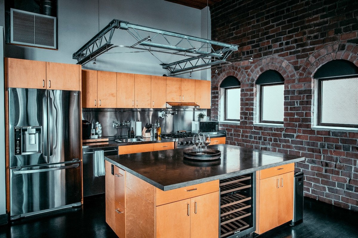 Massive Downtown Seattle Loft – Free Parking gallery image 4