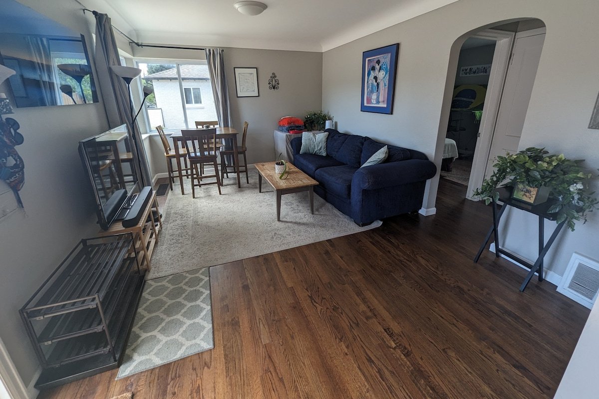 Cheerful private4-bed/2-bath home w/ free parking! gallery image 2