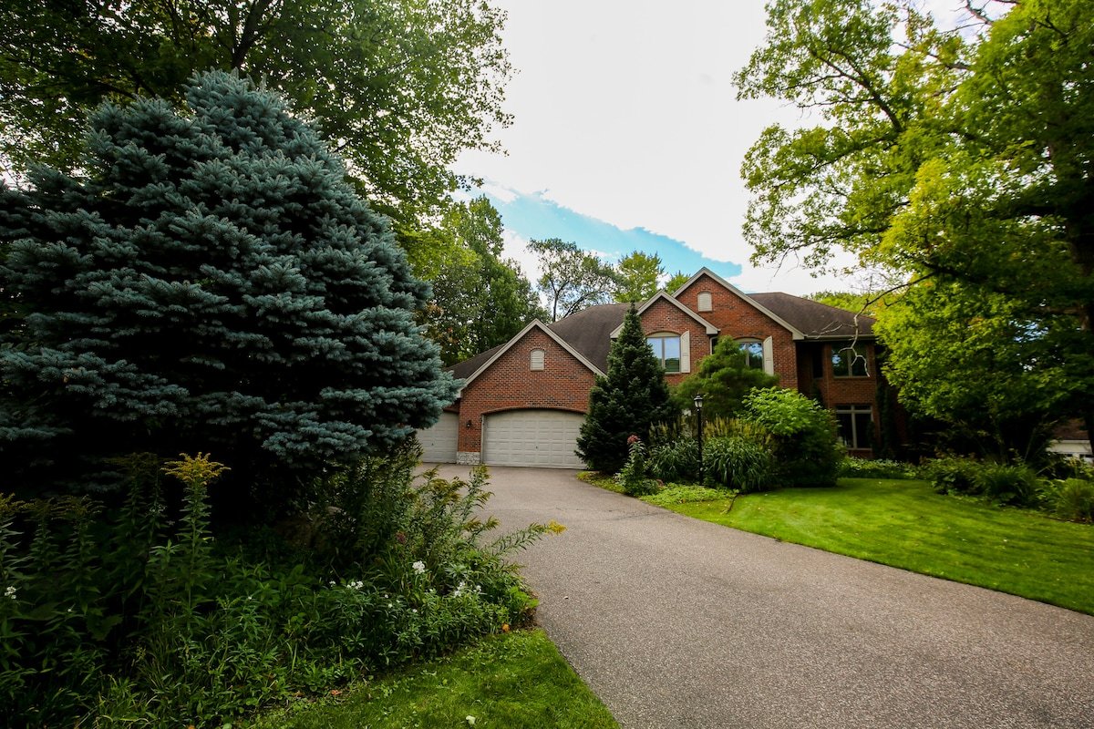 The Big Brick Mansion By Lux Life gallery image 2