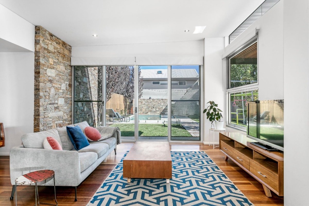 Family Home with Pool, Playground, Outdoor Kitchen gallery image 3