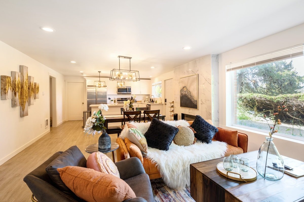 3b2b Lower Unit w/ Gorgeous Green Lake View gallery image 3