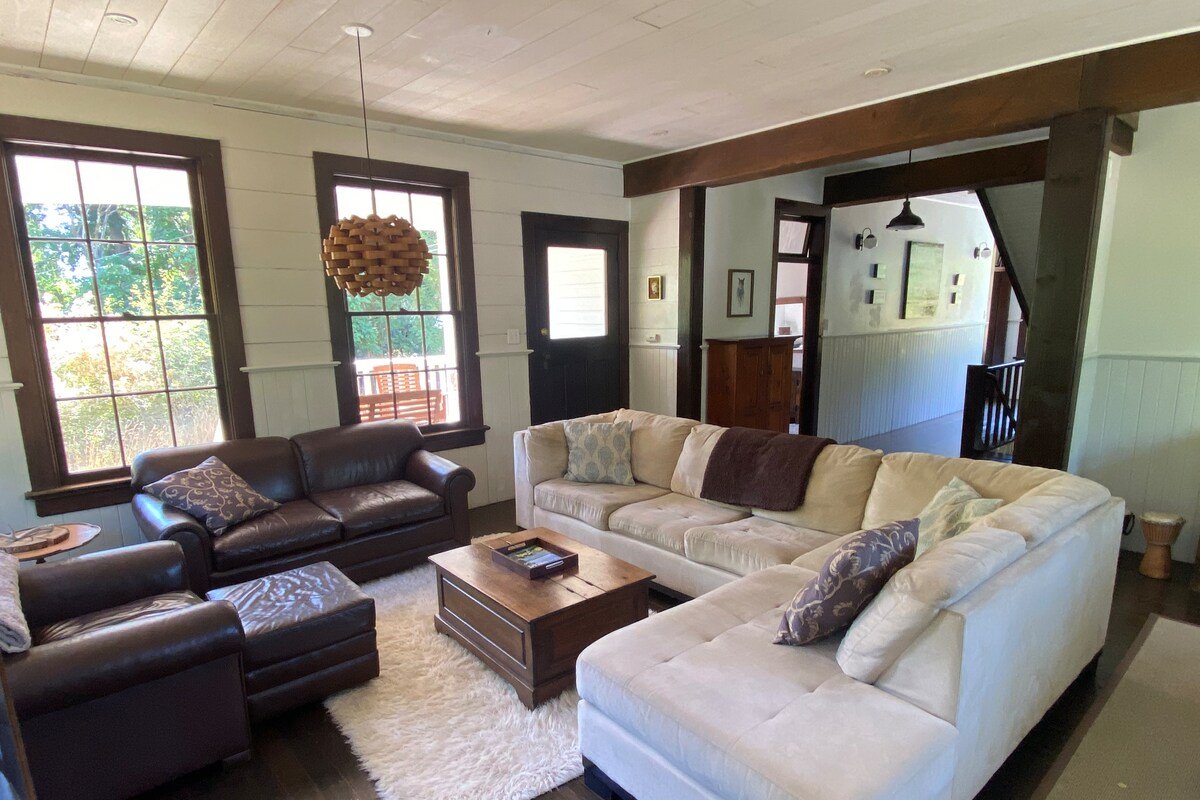 Spacious Modern-Rustic Farmhouse – Saltspring Is. gallery image 3