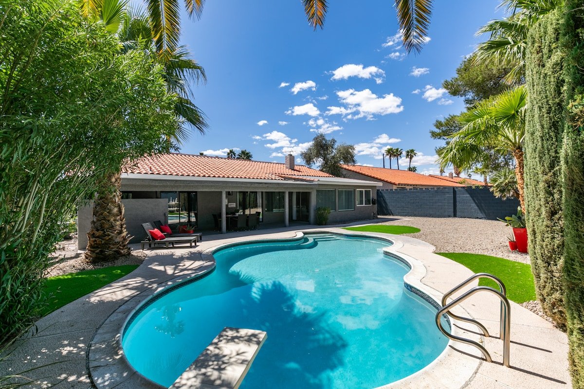 Central 5BR Home w/ Pool, Patio, and BBQ gallery image 3