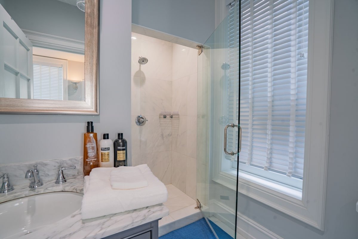 Pristine Gold Coast 3BD|2BA | Free Parking| Beach. gallery image 5